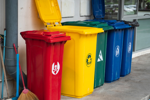 Kolory pojemników na śmieci wskazują, jaki rodzaj odpadów można do nich wrzucić - Grala 